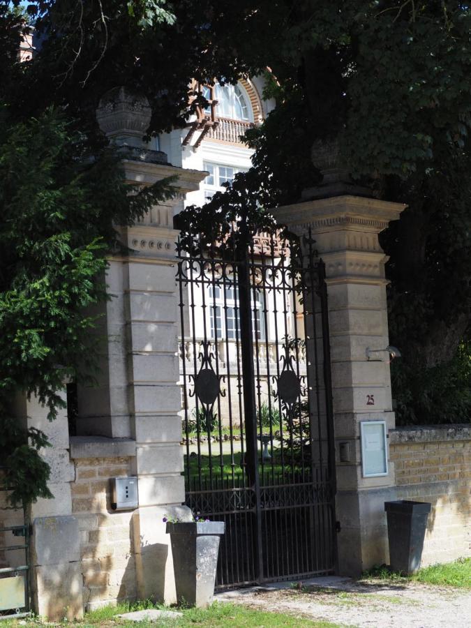 Charming Cottage In Chateau Les Roches Gardens Мон-Сен-Жан Экстерьер фото